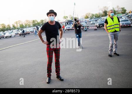 Colonia, Germania. 17 Aprile 2020. Peter porta, cantante, si prepara con la sua rock band 'porta' per il concerto dal vivo in un drive-in cinema. Credit: Rolf Vennenbernd/dpa/Alamy Live News Foto Stock