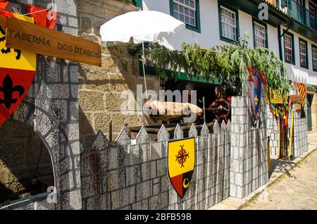 Guimaraes, Portogallo - 24 giugno 2017: Celebrazione della festa della città e battaglia di Sao Mamede Pig su una spit Foto Stock