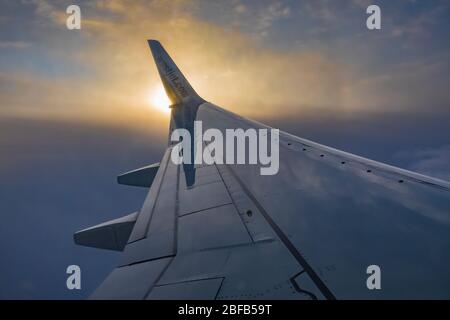 Alba durante un volo invernale Westjet da St. John's, Terranova, a Toronto, Canada [Nessuna release di proprietà; disponibile solo per licenze editoriali] Foto Stock