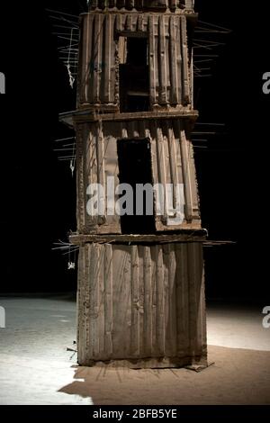 I sette palazzi celesti, un'installazione specifica per sito presso l'Hangar Bicocca di Milano, una delle opere più importanti dell'artista Anselm Kiefer Foto Stock