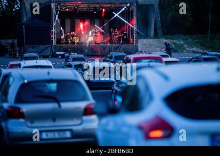 Colonia, Germania. 17 Aprile 2020. La rock band "porta" suona un concerto dal vivo in un drive-in cinema. Credit: Rolf Vennenbernd/dpa/Alamy Live News Foto Stock