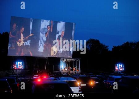 Colonia, Germania. 17 Aprile 2020. La rock band "porta" suona un concerto dal vivo in un drive-in cinema. Credit: Rolf Vennenbernd/dpa/Alamy Live News Foto Stock