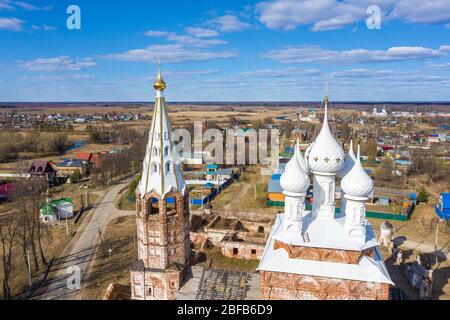 Cupole bianche della Chiesa dell'intercessione della Vergine Santa nel villaggio di Dunilovo, regione di Ivanovo, Russia in una giornata di sole. Foto Stock