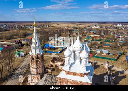 Cupole bianche della Chiesa dell'intercessione della Vergine Santa nel villaggio di Dunilovo, regione di Ivanovo, Russia in una giornata di sole. Foto Stock