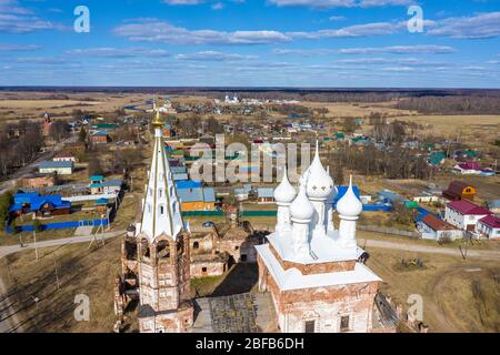 Cupole bianche della Chiesa dell'intercessione della Vergine Santa nel villaggio di Dunilovo, regione di Ivanovo, Russia in una giornata di sole. Foto Stock