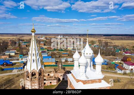 Cupole bianche della Chiesa dell'intercessione della Vergine Santa nel villaggio di Dunilovo, regione di Ivanovo, Russia in una giornata di sole. Foto Stock