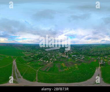 Panorama dal drone. Vista sulla città. Paesaggio di una giornata nuvolosa. Foto Stock