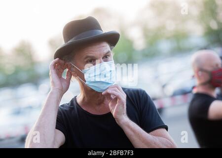 Colonia, Germania. 17 Aprile 2020. Peter porta, cantante, si prepara con la sua rock band 'porta' per il concerto dal vivo in un drive-in cinema. Credit: Rolf Vennenbernd/dpa/Alamy Live News Foto Stock