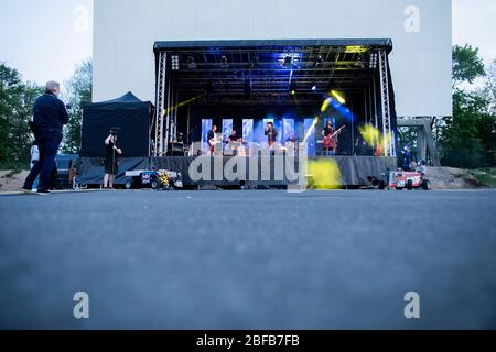 Colonia, Germania. 17 Aprile 2020. La rock band "porta" suona un concerto dal vivo in un drive-in cinema. Credit: Rolf Vennenbernd/dpa/Alamy Live News Foto Stock