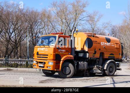 Perm, Russia - 15 aprile 2020: Grande macchina spazzatrice stradale arancione a base Kamaz in primavera strada Foto Stock