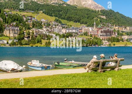 I turisti godono il sole al Lago St.Moritz in primavera, alta Engadina, Grigioni, Svizzera Foto Stock