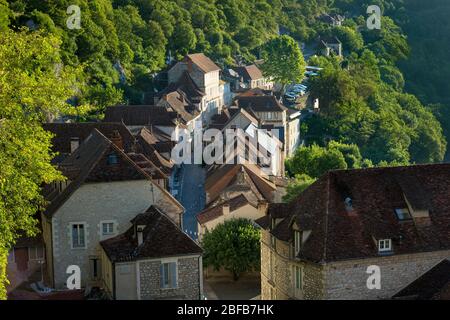 Vista di prima mattina sul borgo medievale di Rocamadour, Valle del Lot, Midi-Pirenei, Francia Foto Stock