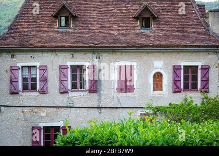 Persiane Borgogna a casa a Saint-Cirq-Lapopie, Midi-Pirenei, Francia Foto Stock