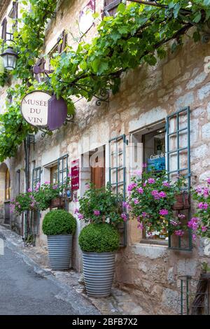 Ingresso frontale al Musee du Vin nel villaggio medievale di Saint-Cirq-Lapopie, Midi-Pirenei, Francia Foto Stock