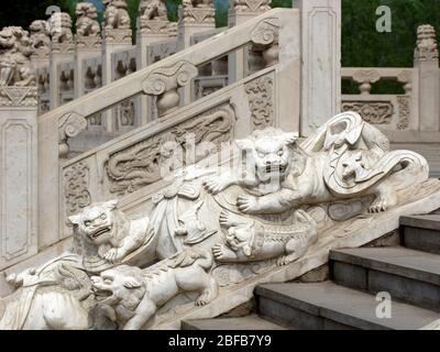 I leoni e i pipistrelli cinesi sono scolpiti in pietra. Parco del Buddha di Giada, Anshan, Provincia di Liaoning, Cina, Asia. Foto Stock