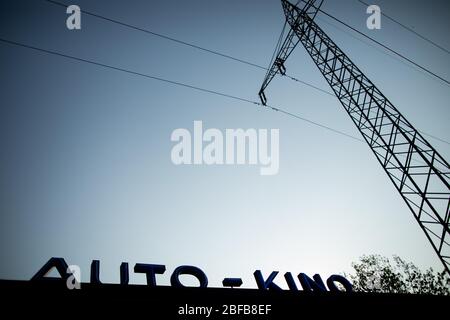 Colonia, Germania. 17 Aprile 2020. La rock band "porta" suona un concerto dal vivo in un drive-in cinema. Credit: Rolf Vennenbernd/dpa/Alamy Live News Foto Stock