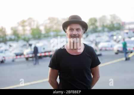 Colonia, Germania. 17 Aprile 2020. Peter porta, cantante, si prepara con la sua rock band 'porta' per il concerto dal vivo in un drive-in cinema. Credit: Rolf Vennenbernd/dpa/Alamy Live News Foto Stock