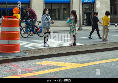Bambini che giocano sulla chiusa Park Avenue South a Manhattan durante la pandemia COVID19 a New York. Foto Stock