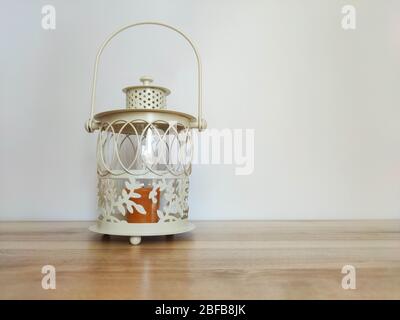 Lanterna vintage con una candela arancione sul tavolo con sfondo nero. Concetto - festa di Ramadan kareem. Foto d'archivio royalty free Foto Stock