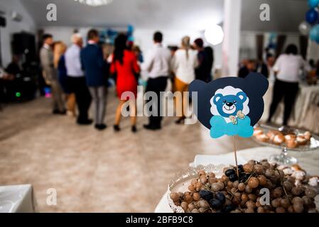 Uva su un piatto e persone che ballano a una festa rumena in background - hora Romaneasca - Foto Stock