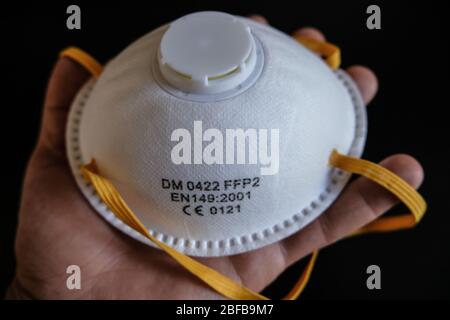 Roma, italia - aprile 18 2020: Uomo mano tenere un virus sicuro ffp2 maschera, coronavirus covid voce Foto Stock