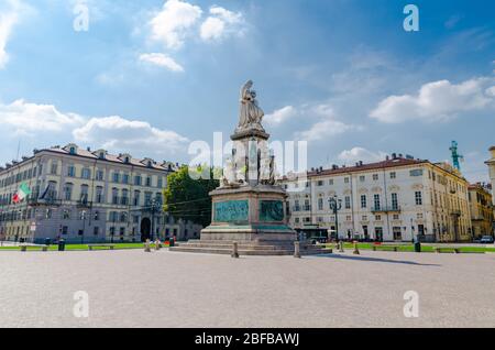 Monumento a Camillo Benso conte di Cavour statua su Piazza Carlo Emanuele II con antichi edifici intorno nel centro storico di Torino Torin Foto Stock