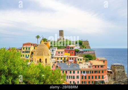 Vernazza tradizionale tipico villaggio italiano nel Parco Nazionale delle cinque Terre con case colorate e multicolore e castello Doria su ro Foto Stock