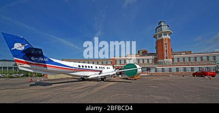 Edificio dell'Aerodromo Speke, Crowne Plaza Liverpool John Lennon Airport Hotel, edificio dell'hotel Art Deco rinnovato sul lato dell'aria con velivolo vintage, Speke, L24 8Q Foto Stock