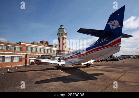 Edificio dell'Aerodromo Speke, Crowne Plaza Liverpool John Lennon Airport Hotel, edificio dell'hotel Art Deco rinnovato sul lato dell'aria con velivolo vintage, Speke, L24 8Q Foto Stock