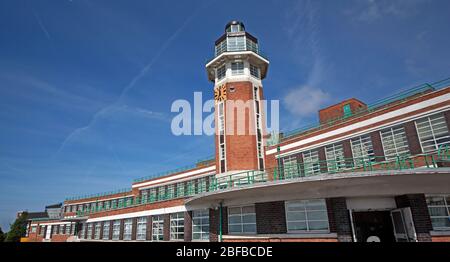 Edificio dell'Aerodromo Speke, Crowne Plaza Liverpool John Lennon Airport Hotel, edificio dell'hotel Art Deco rinnovato sul lato dell'aria con velivolo vintage, Speke, L24 8Q Foto Stock