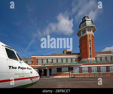 Edificio dell'Aerodromo Speke, Crowne Plaza Liverpool John Lennon Airport Hotel, edificio dell'hotel Art Deco rinnovato sul lato dell'aria con velivolo vintage, Speke, L24 8Q Foto Stock