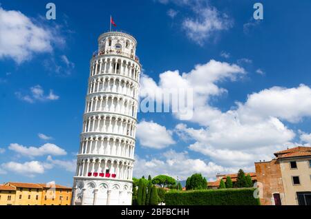 Torre Pendente ha fatto Pisa su Piazza del Miracoli, cielo blu con nuvole bianche sfondo in bella giornata di sole, vista da sotto spazio copia, Foto Stock