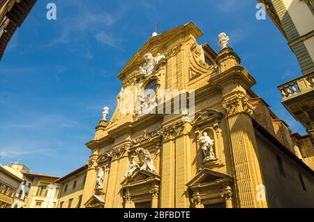 Chiesa di San Michele Chiesa cattolica in Piazza degli Antinori nel centro storico di Firenze, cielo blu nuvole bianche, Toscana, Italia Foto Stock