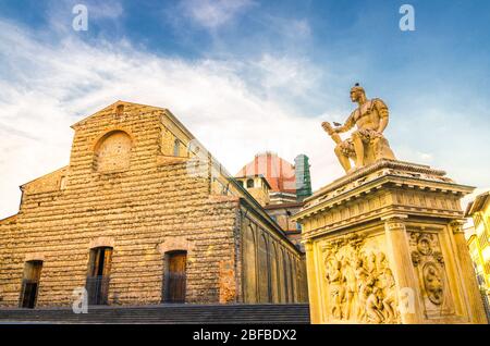 Basilica di San Lorenzo Cappelle Medicee e monumento Giovanni delle bande nere in Piazza di San Lorenzo nel centro storico di Florenc Foto Stock