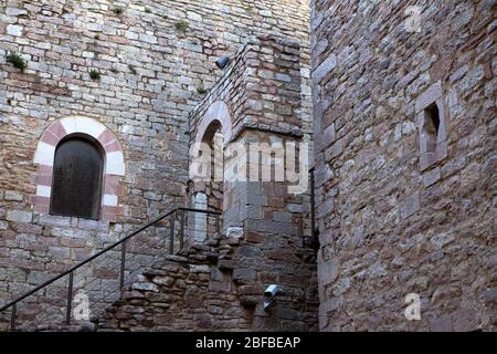 Assisi, Italia - 11/30/2019: Esterno ed interno della fortezza medievale maggiore Foto Stock