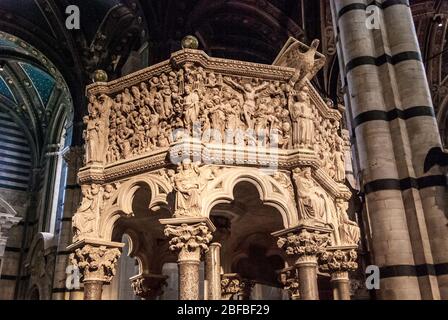 Siena, 26 aprile 2019 - pulpito a carosello ottagonale nel Duomo dell'Assunta Foto Stock