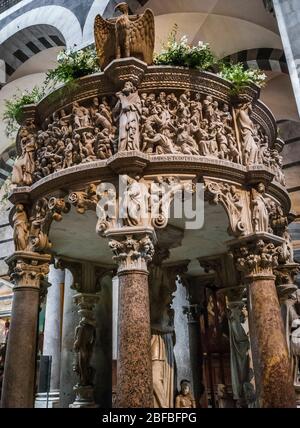 Il pulpito gotico decorato di Giovanni Pisano all'interno della famosa Cattedrale di Santa Maria Assunta di Pisa in Piazza dei Miracoli (Piazza del Foto Stock