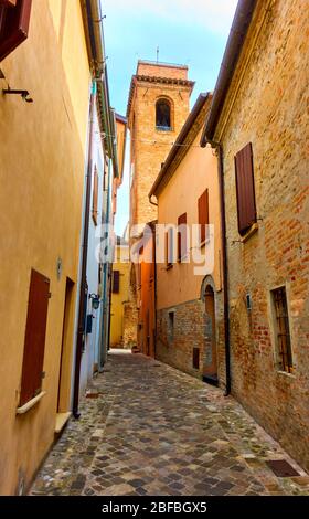 Prospettiva della vecchia strada a San Giovanni a Marignano - paesaggio urbano italiano, grandangolo Foto Stock