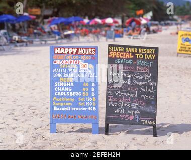 Bar e ristorante con indicazioni per il menu sulla spiaggia di Chaweng, Bo Phut, Koh Samui, Surat Thani Province, Regno di Thailandia Foto Stock