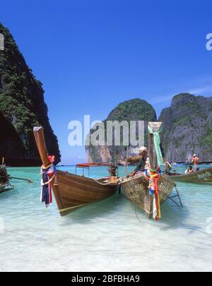 Barche tradizionali thailandesi a coda lunga nella baia di Mahya, nell'isola di Koh Phi Phi Leh, nella provincia di Krabi, nel Regno di Thailandia Foto Stock