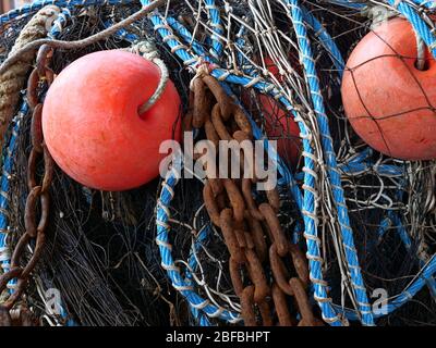 Rete da pesca con boe, corde e catene Foto Stock