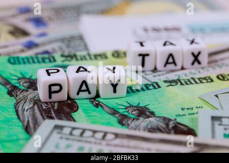 Modulo di dichiarazione fiscale IRS 1040 con banconote in dollari USA primo piano Pay Tax Foto Stock