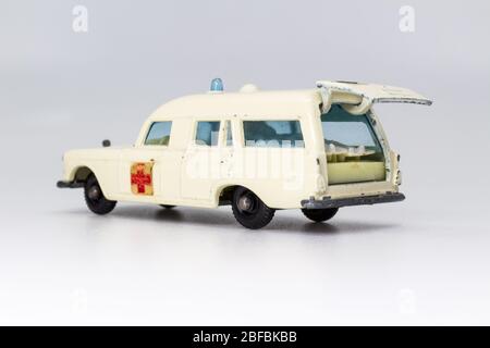 Lesney prodotti modello di giocattolo per auto Matchbox 1-75 serie n.3 Mercedes-Benz Binz ambulanza Foto Stock