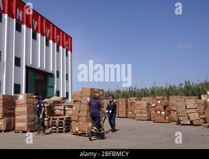 Roma, Italia. 17 Aprile 2020. I vigili del fuoco ritirati trasferiscono le scatole di forniture mediche fuori dal magazzino vicino all'aeroporto di Fiumicino, Roma, il 17 aprile 2020. La pandemia del COVID-19 ha causato 22,745 morti in Italia, portando il numero totale di casi, compresi i decessi e i recuperi, fino a 172,434, secondo gli ultimi dati pubblicati venerdì dal Dipartimento della protezione civile del Paese. Credit: Alberto Lingria/Xinhua/Alamy Live News Foto Stock