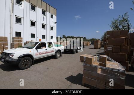 Roma, Italia. 17 Aprile 2020. I vigili del fuoco in pensione trasferiscono le forniture mediche fuori dal magazzino vicino all'aeroporto di Fiumicino, a Roma, il 17 aprile 2020. La pandemia del COVID-19 ha causato 22,745 morti in Italia, portando il numero totale di casi, compresi i decessi e i recuperi, fino a 172,434, secondo gli ultimi dati pubblicati venerdì dal Dipartimento della protezione civile del Paese. Credit: Alberto Lingria/Xinhua/Alamy Live News Foto Stock