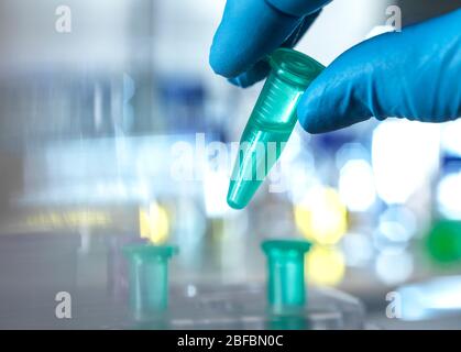 Scienziato che prepara una fiala per campioni per analisi automatiche in laboratorio. Foto Stock