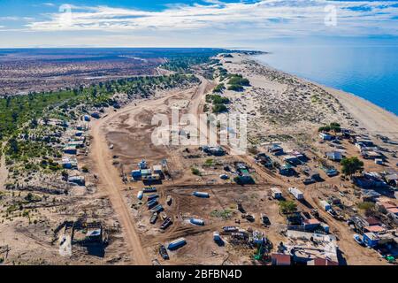 Barche da pesca, pangas, barche, sulla riva della spiaggia e comunità di pescatori Sahuimaro, sonora, Messico. Deserto di sonora, Golfo della California..... (Foto: LuisGutierrez / NortePhoto.com).... Potes de pesca, pangas, lanchas, a la orilla de la playa y comunidad de pescadores Sahuimaro, sonora, Messico. Desierto de sonora, golfo de California (Photo:LuisGutierrez/NortePhoto.com) Foto Stock
