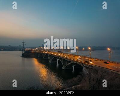 Sera autunno Voronezh. Ponte Vogresovsky sul fiume Voronezh, vista aerea Foto Stock