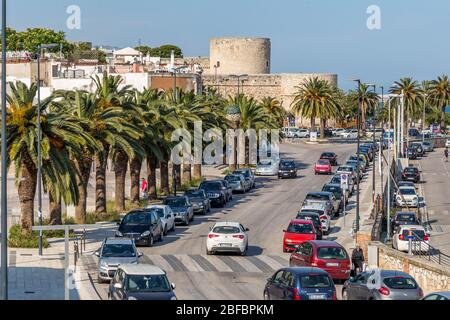 Manfredonia, città portuale mediterranea della Puglia. La Penisola del Gargano, parte del suo territorio, è il Parco Nazionale del Gargano Foto Stock