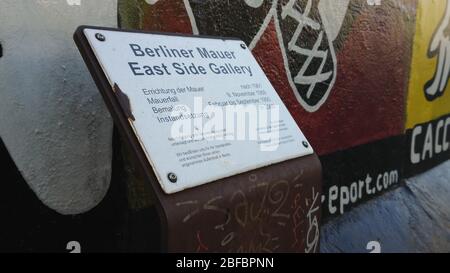 East Side Gallery a Berlino - dipinti d'arte popolare sul Muro di Berlino - CITTÀ DI BERLINO, GERMANIA - 21 MAGGIO 2018 Foto Stock